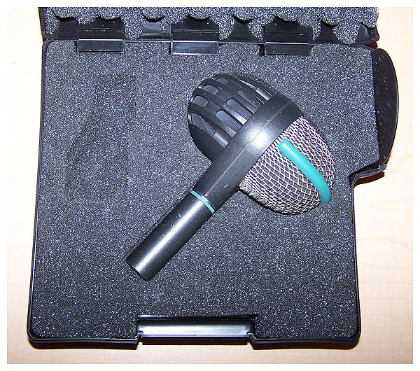 The AKG D 112